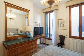 5 bedrooms, free WiFi, bed sheets - Ca' Lipoli - Four Bedroom Apartment, Sleeps 6 (Venice)
