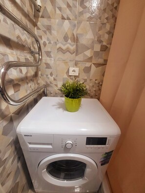 Regadera, secadora de cabello, toallas, jabón 