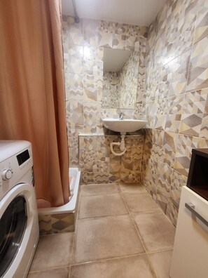 Regadera, secadora de cabello, toallas, jabón 