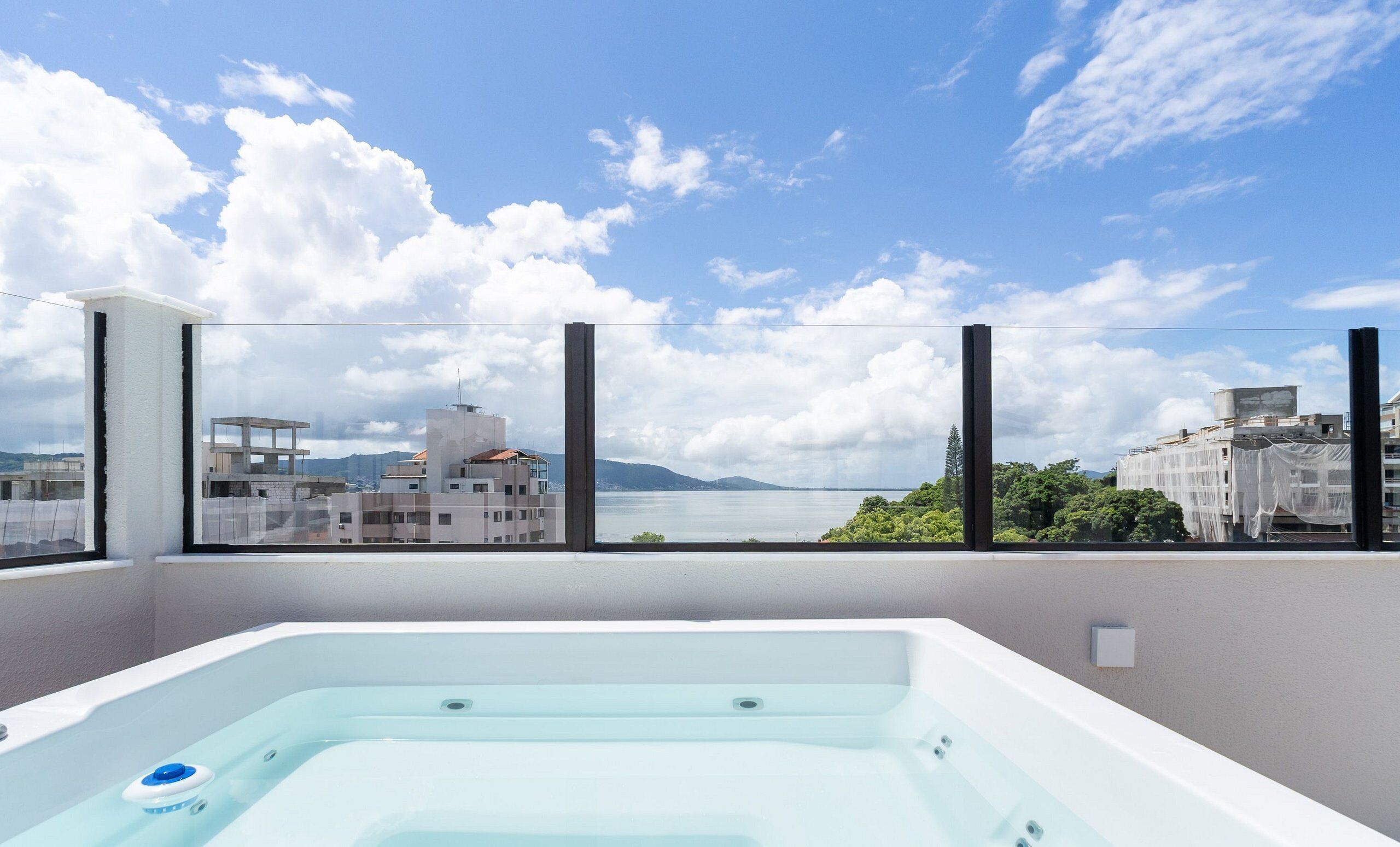 Basic Apartment | Outdoor spa tub