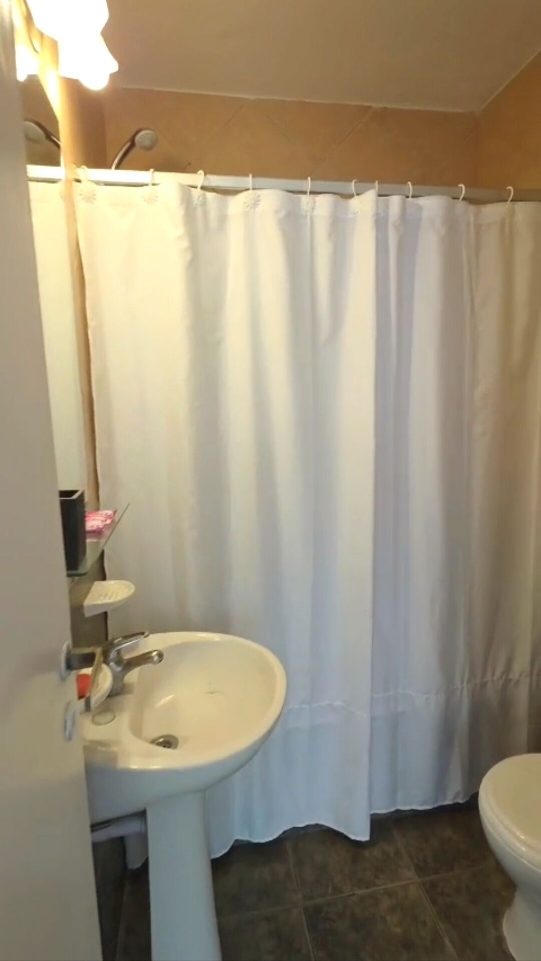 Secador de pelo, toallas, jabón, papel higiénico