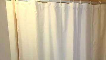 Secador de pelo, toallas, jabón, papel higiénico