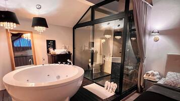 Deluxe Suite | Private spa tub