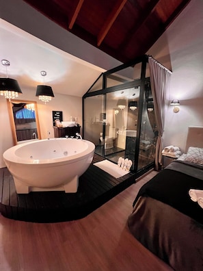 Deluxe Suite | Private spa tub