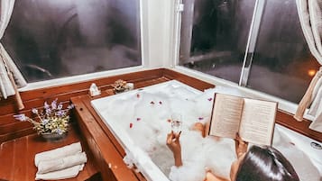 Suite Confort | Tina de hidromasaje privada