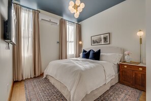 Studiosuite – deluxe, elveutsikt | Blendingsgardiner, lydisolert, strykejern/-brett og wi-fi (inkludert)