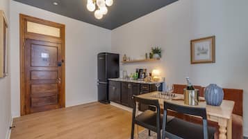 Suite familiar, 1 habitación, cocina básica, vistas al río | Restauración