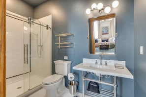 Suite Familiale, 1 chambre, coin cuisine, vue fleuve | Salle de bain