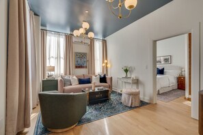 Studiosuite – deluxe, elveutsikt | Oppholdsområde