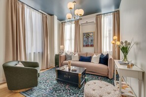 Deluxe Studio Suite, River View | Living area - The Downtown Post (Elizabethton)