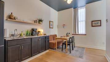 Suite familiar, 1 habitación, cocina básica, vistas al río | Interior