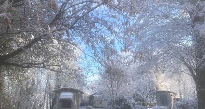 Authentic fairground caravan, near the Morvan Nature Park