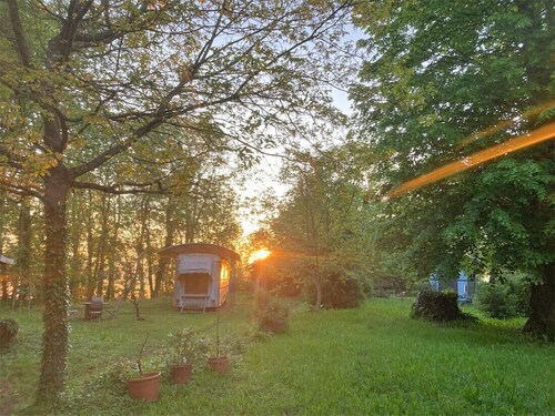 Authentic fairground caravan, near the Morvan Nature Park