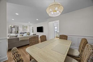 Dining - Brand New Listing - Spacious 4/2 in S.Charlotte• Perfect for Families & Groups. (Charlotte)