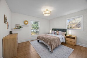 4 bedrooms, iron/ironing board, Internet, bed sheets - Brand New Listing - Spacious 4/2 in S.Charlotte• Perfect for Families & Groups. (Charlotte)