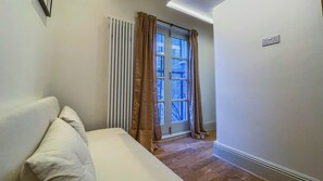TV - Modern Suites near Notting Hill & Portobello Road (London)