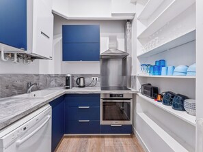 Fridge, microwave, oven, stovetop - Gaston de St-Paul - Alma Marceau 2bdr by B'Your Home (Paris)