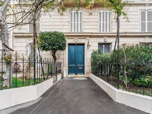 Exterior detail - Gaston de St-Paul - Alma Marceau 2bdr by B'Your Home (Paris)