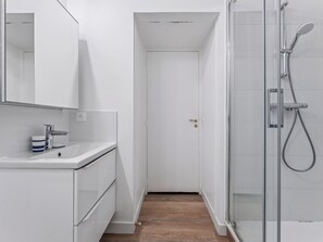 Een douche, een haardroger, handdoeken