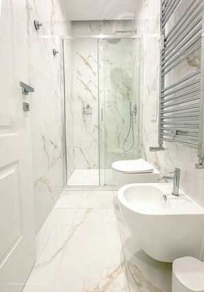 Douche, sèche-cheveux, bidet, serviettes fournies