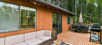 Groovy, retro 3-bedroom cabin tucked in the heart of Lake Cushman!