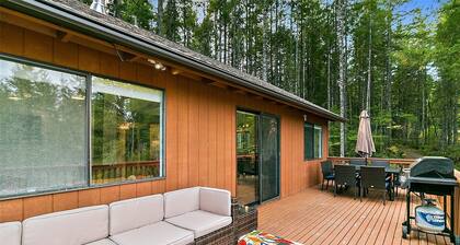 Groovy, retro 3-bedroom cabin tucked in the heart of Lake Cushman!