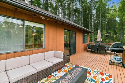 Groovy, retro 3-bedroom cabin tucked in the heart of Lake Cushman!