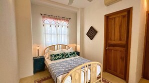 Junior-Suite, Terrasse, Stadtblick | Bügeleisen/Bügelbrett, kostenloses WLAN