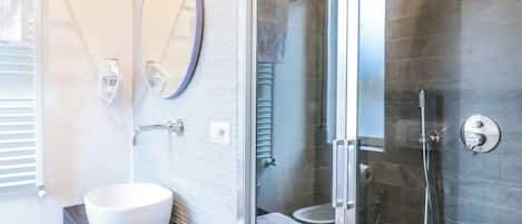 Dusche, Haartrockner, Bidet, Handtücher