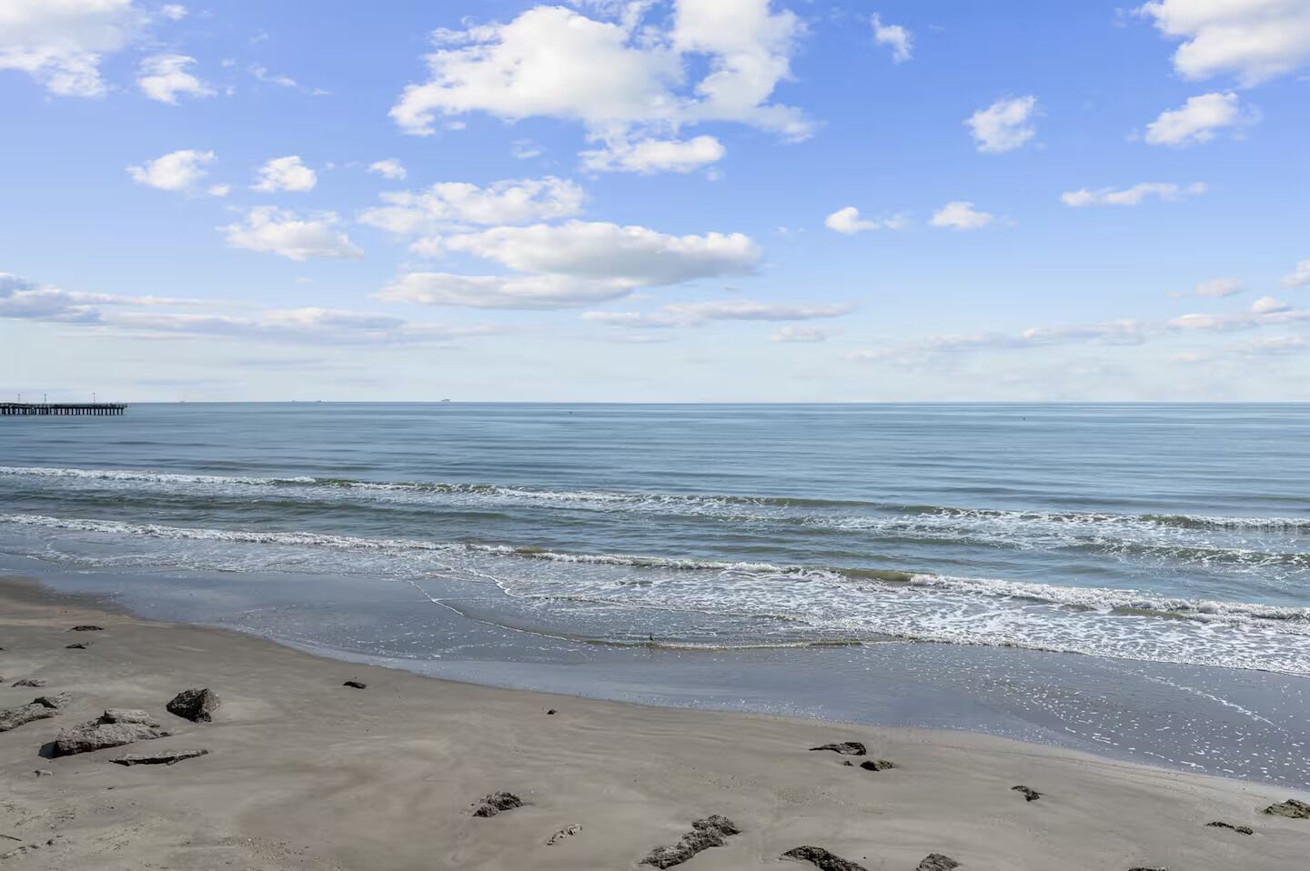 En la playa, camastros y toallas de playa 