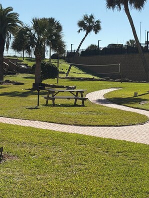 Outdoor dining - Maravilla 2B / 2 FULL BATH Seawall Condo: Gulf/Pool Views, Remodeled, Sleeps 7+ (galveston)