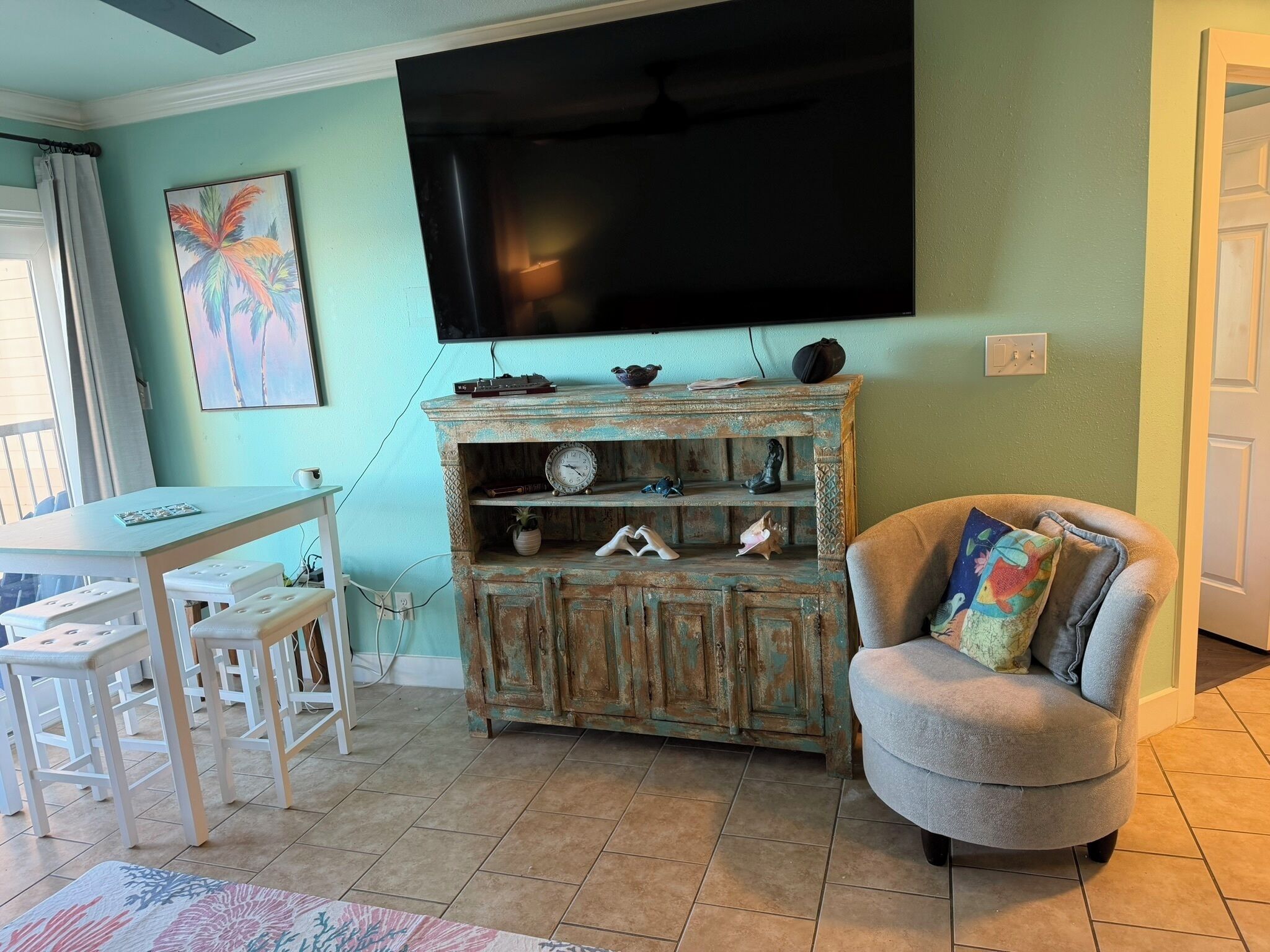 Smart TV, books, stereo