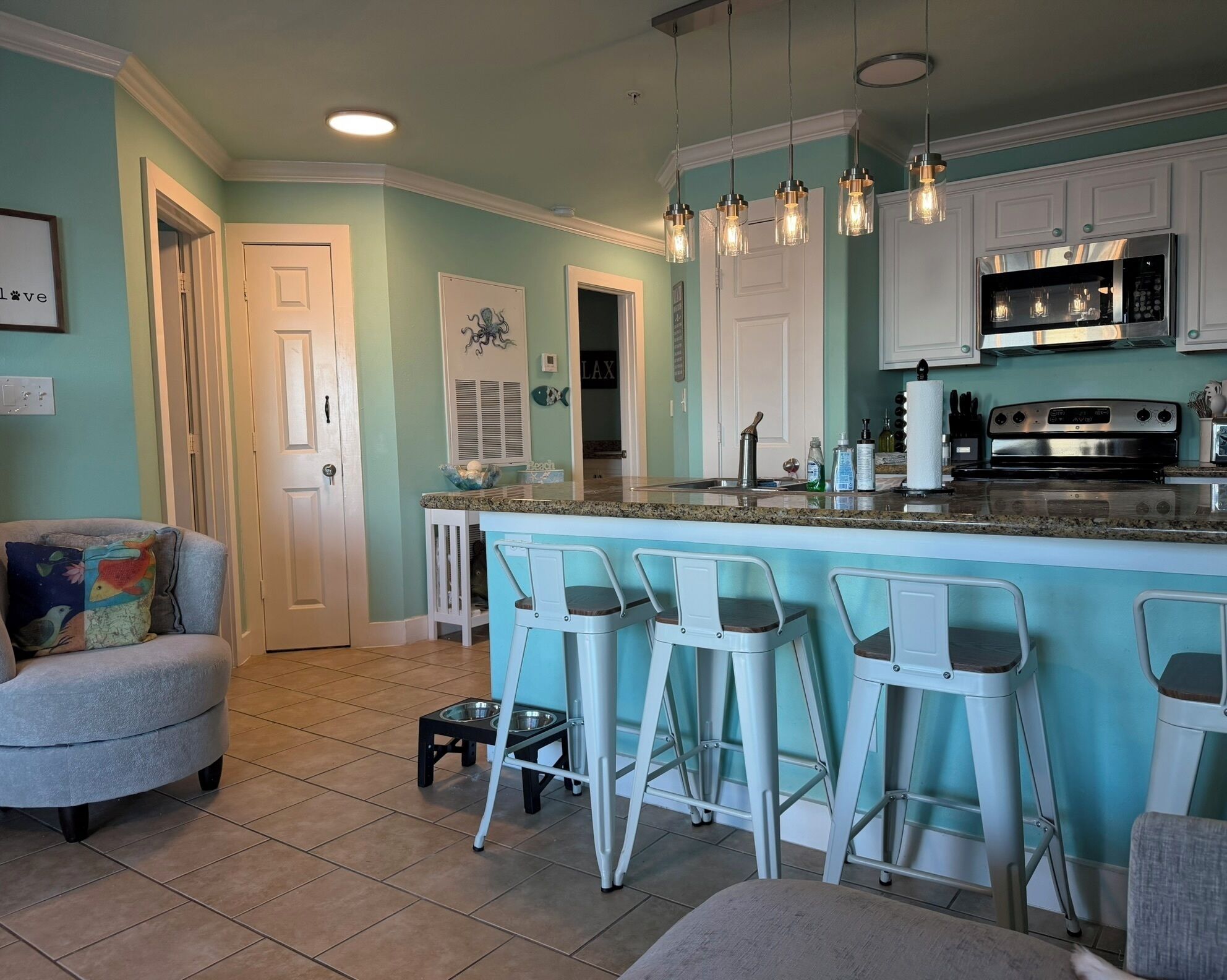 Refrigerador, microondas, horno y parrilla de estufa 