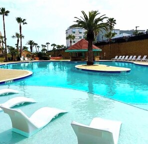 Una piscina al aire libre, una piscina climatizada