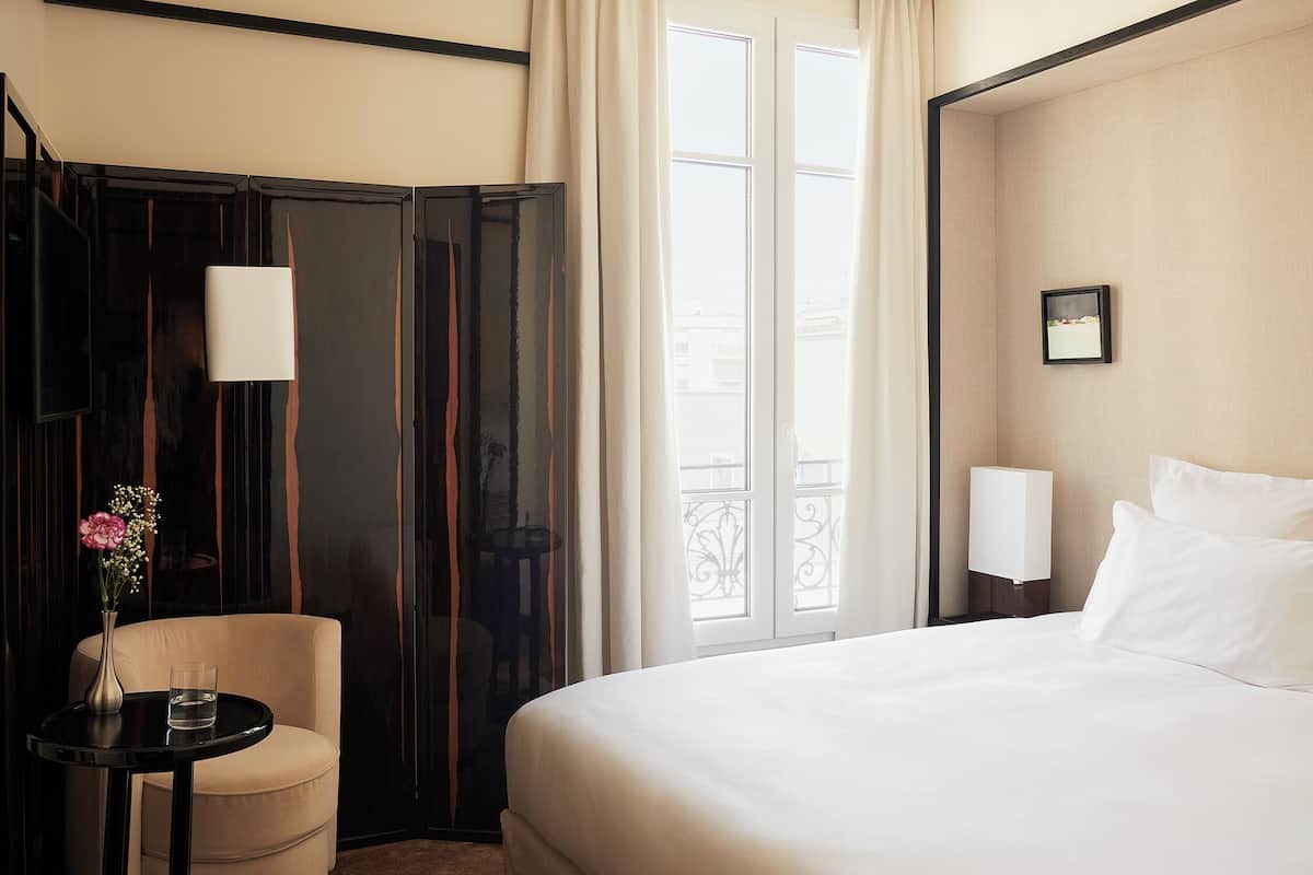 Roupas de cama premium, frigobar, cofres nos quartos, cortinas blackout