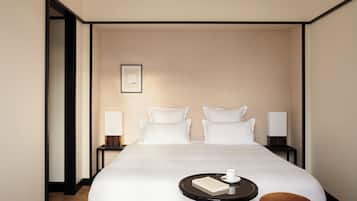 Luxe beddengoed, een minibar, een kluis op de kamer