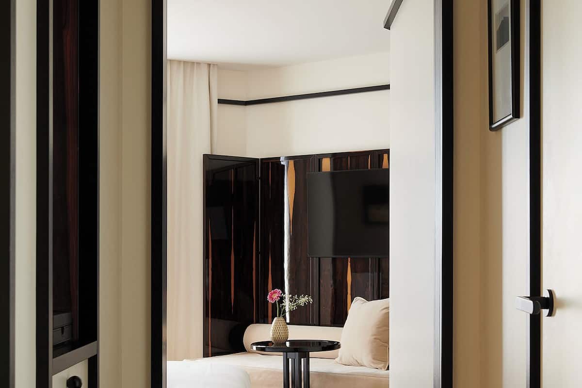 Roupas de cama premium, frigobar, cofres nos quartos, cortinas blackout