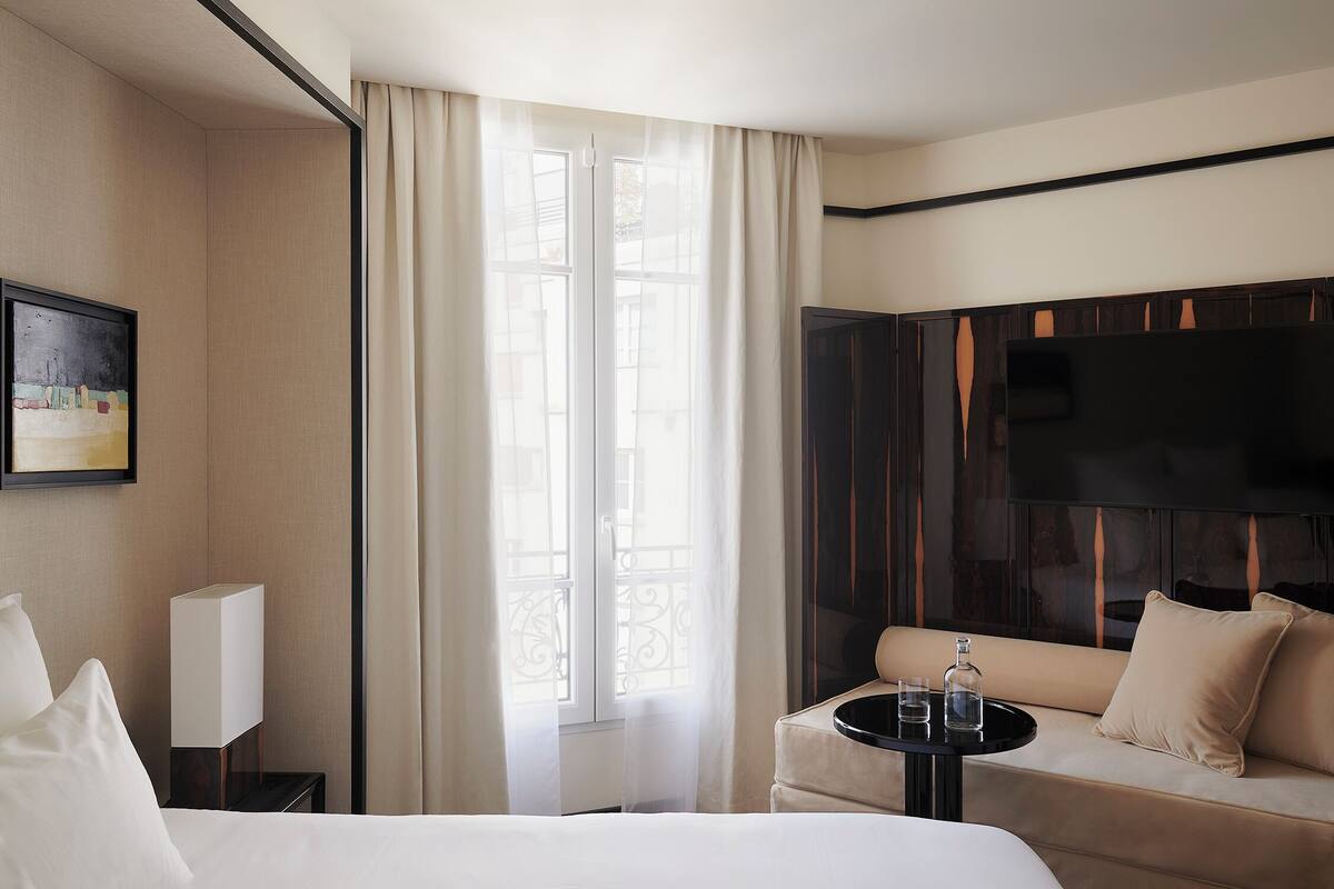 Roupas de cama premium, frigobar, cofres nos quartos, cortinas blackout