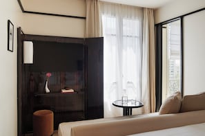 Ropa de cama de alta calidad y minibar 