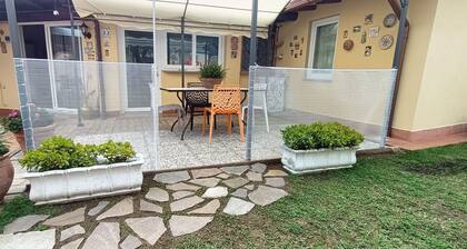 Cozy and quiet two-room apartment with garden a short distance from the sea.