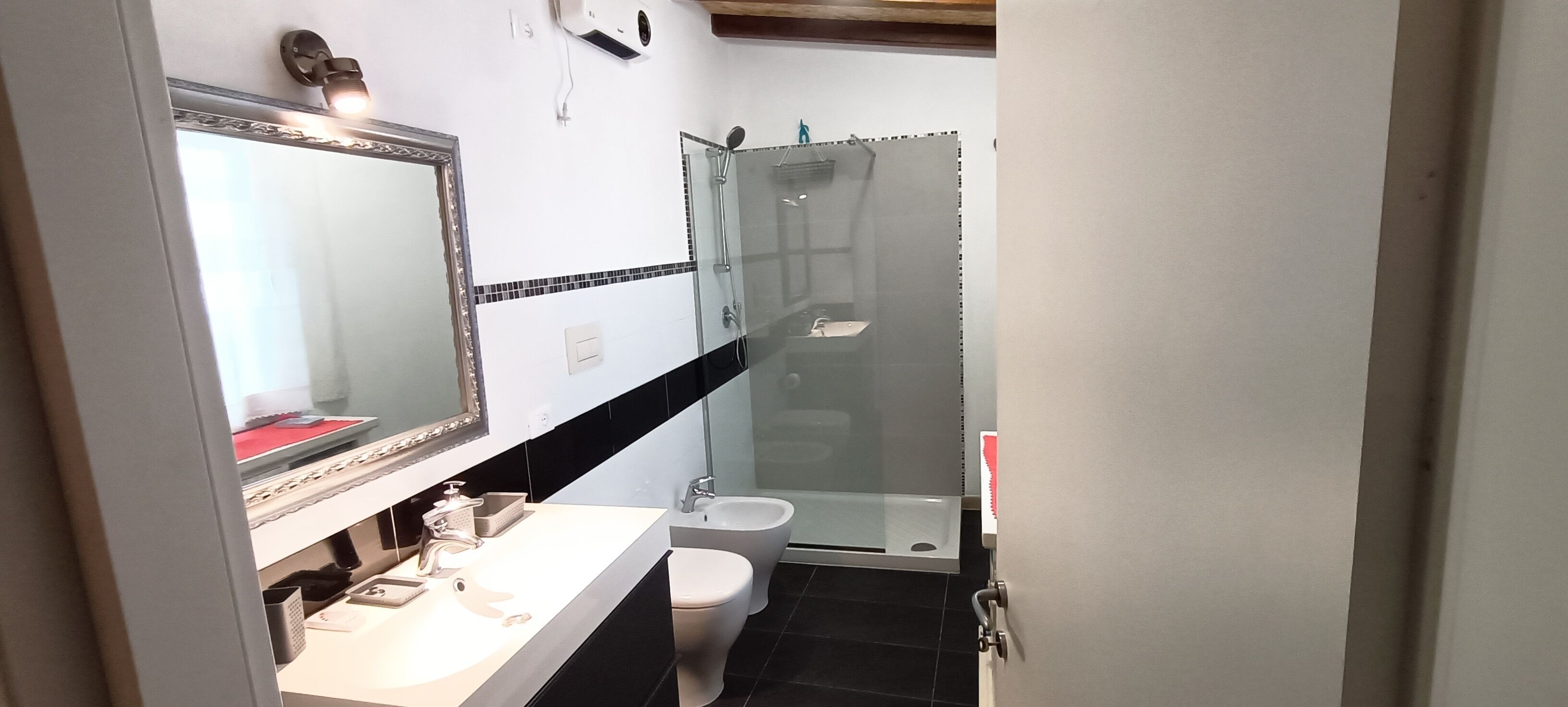 Een douche, een haardroger, een bidet, handdoeken