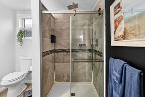 Sèche-cheveux, serviettes fournies