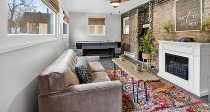Designer Industrial Charm/ Free Parking/ Movie & Game Space/Walkable Downtown