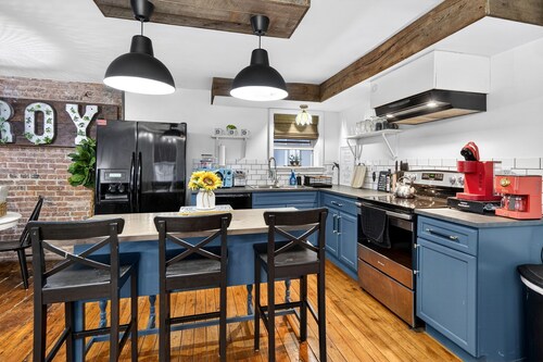 Designer Industrial Charm/ Free Parking/ Movie & Game Space/Walkable Downtown