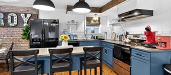 Designer Industrial Charm/ Free Parking/ Movie & Game Space/Walkable Downtown