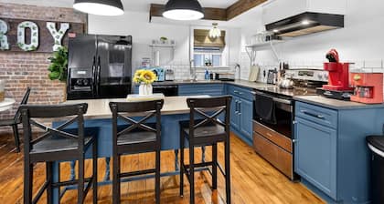 Designer Industrial Charm/ Free Parking/ Movie & Game Space/Walkable Downtown