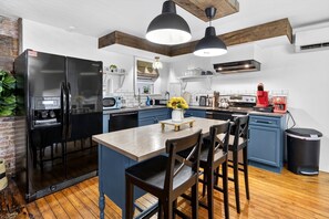 Un four, surface de cuisson, lave-vaisselle