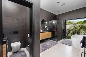 Haartrockner, Handtücher, Seife, Toilettenpapier