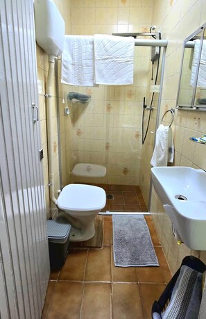 Shower, eco-friendly toiletries, hair dryer, towels - Private Room in the City Center / Independent Entrance with 5G Wi-Fi. (Ouro Preto)