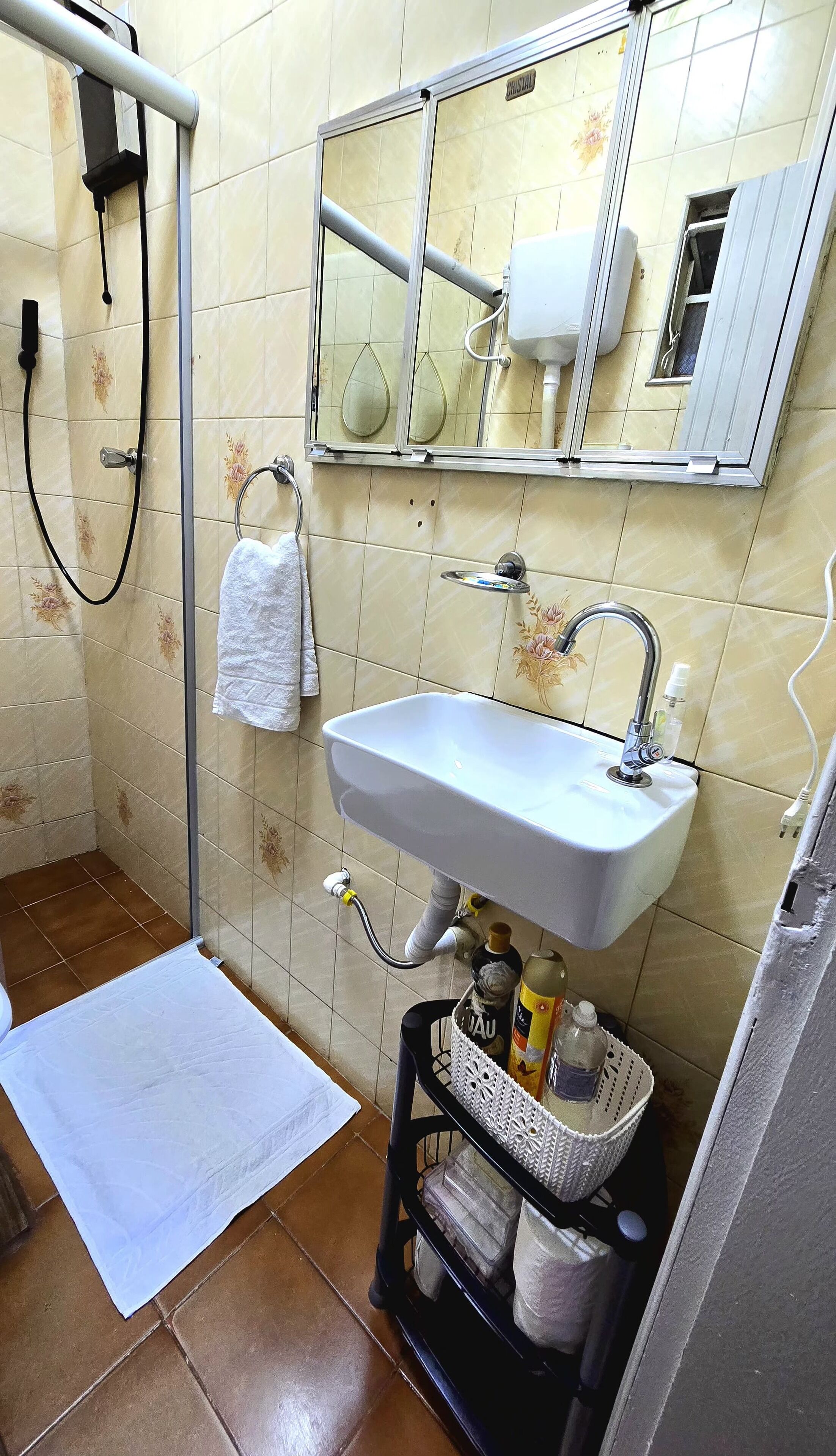 Dusche, umweltfreundliche Kosmetikartikel, Haartrockner, Handtücher